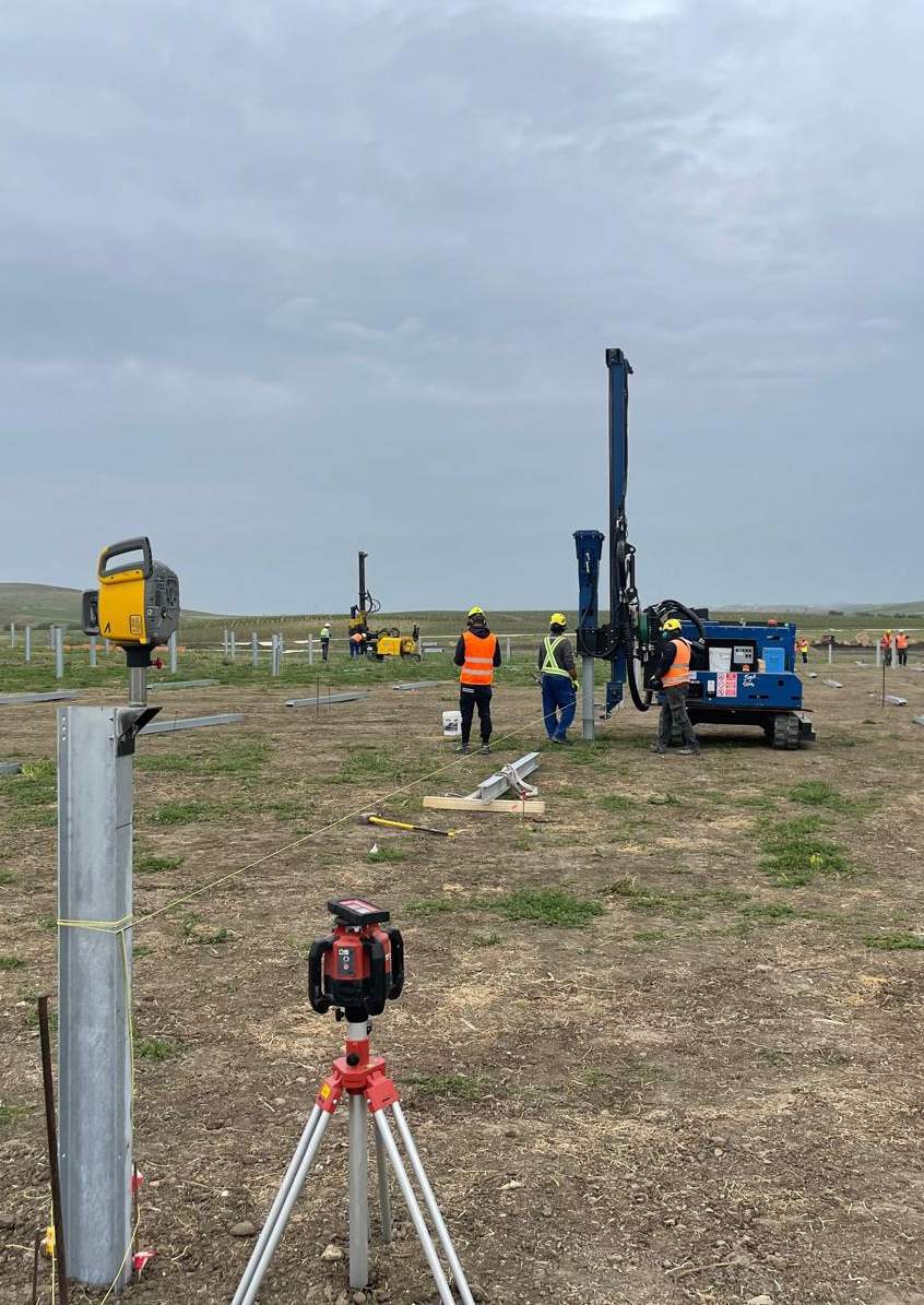 Cantiere fotovoltaico: battitura pali e rilievo